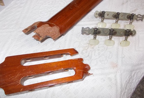 Guitarra con pala rota Guitarra flamenca con la pala rota